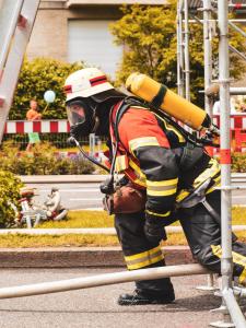 Feuerwehrmann in voller Schutzausrüstung mit Atemgerät bei einer Übung.