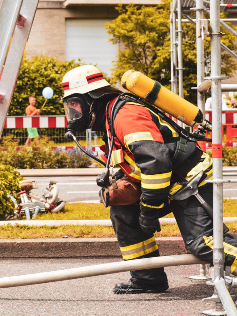 Feuerwehrmann in voller Schutzausrüstung mit Atemgerät bei einer Übung.