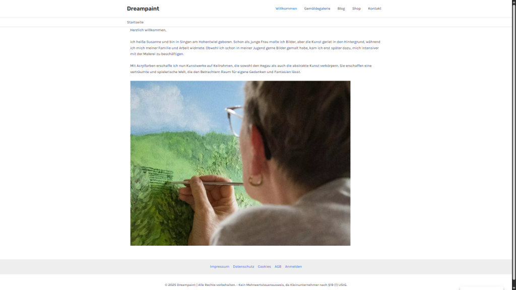 Screenshot der Dreampaint-Website. Eine Person mit einem grauen Oberteil hält einen Pinsel und malt an einer grünen Wandmalerei mit blauen Himmel und grünem Hintergrund. Ihr Gesicht ist am Rand sichtbar, während sie konzentriert arbeitet.