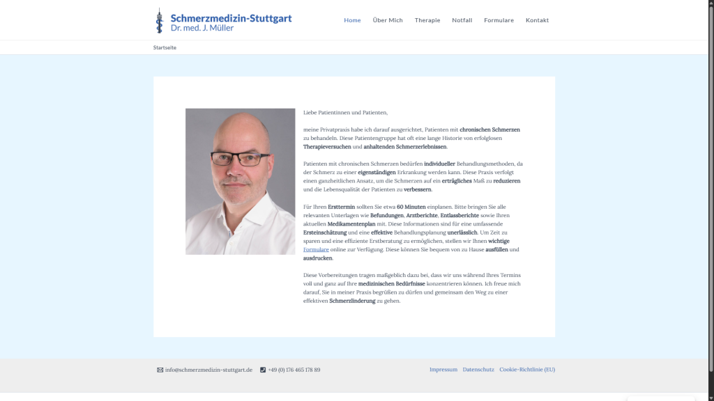 Screenshot der Schmerzmedizin-stuttgart-Website. Porträt eines Mannes mit Glatze und Brille, der in einem weißen Hemd gekleidet ist, vor einem grauen Hintergrund.