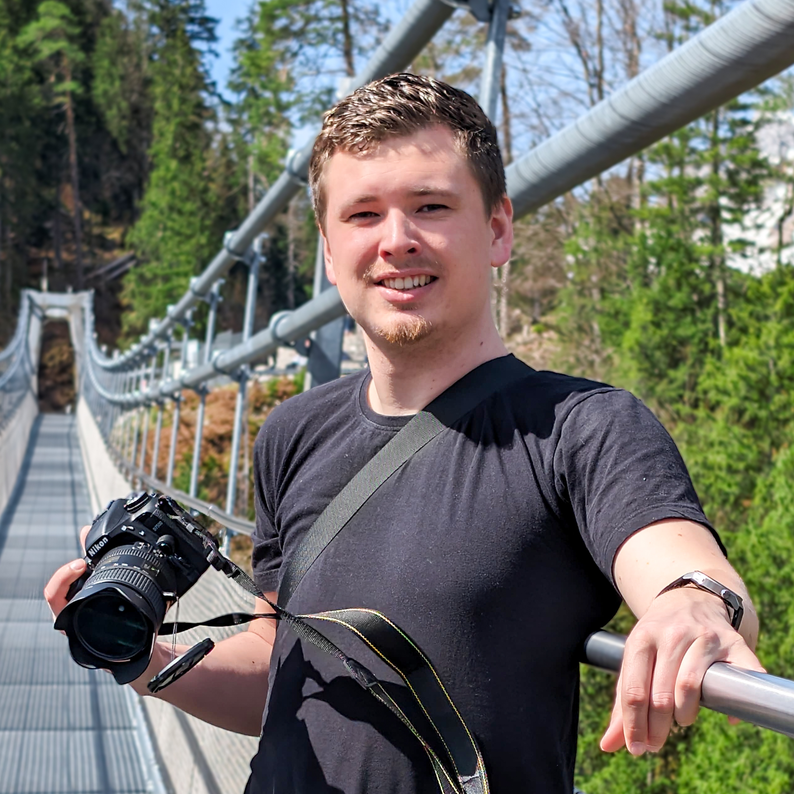 Lukas Drexler, Fotograf aus Pleidelsheim, mit Kamera auf einer Hängebrücke
