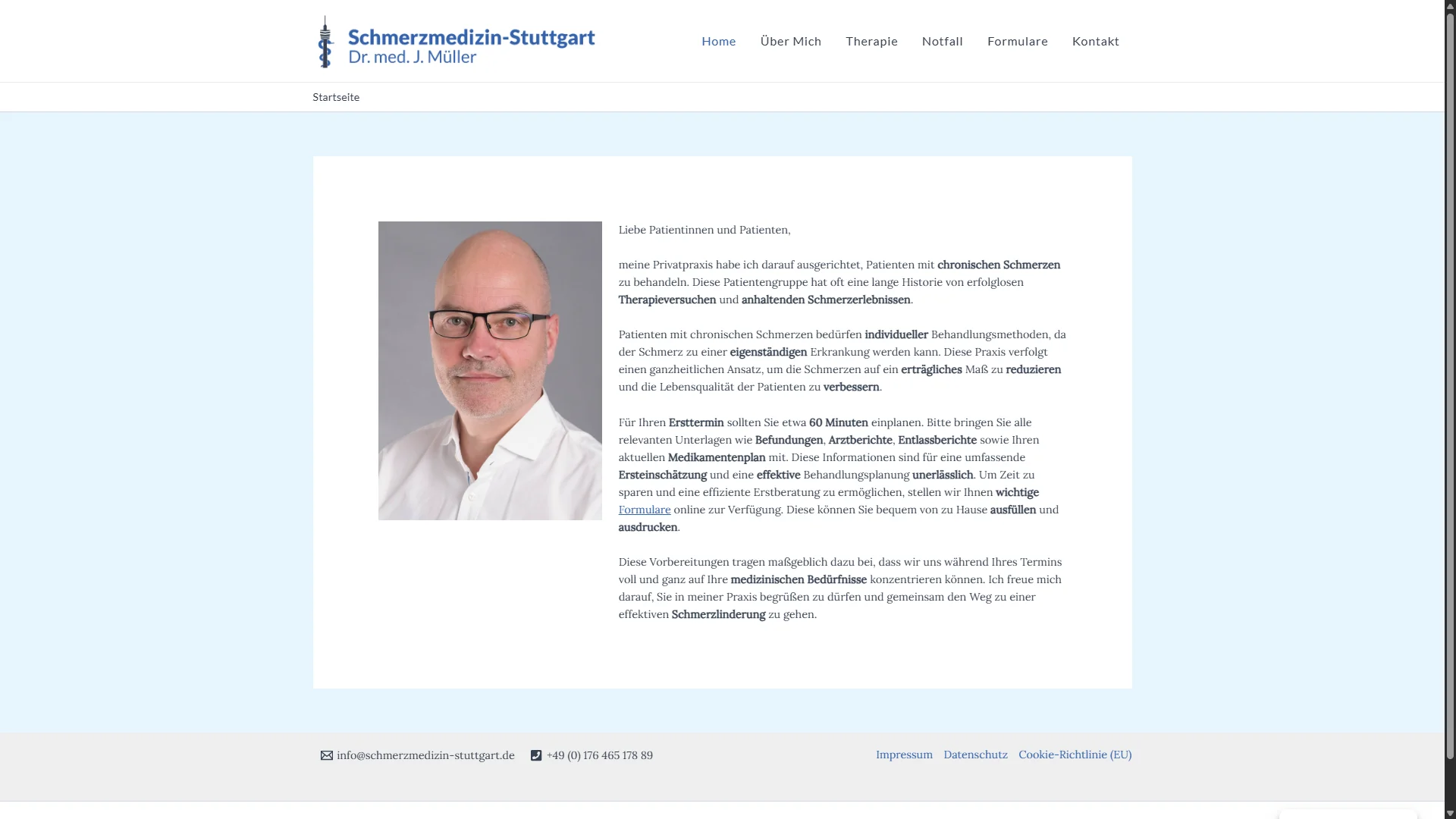 Screenshot der Schmerzmedizin-stuttgart-Website. Porträt eines Mannes mit Glatze und Brille, der in einem weißen Hemd gekleidet ist, vor einem grauen Hintergrund.
